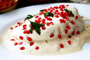 чилес-ен-ногада-храни-от-мексико