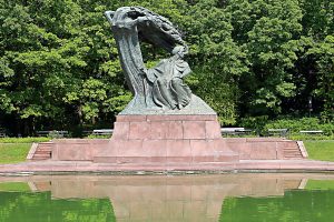Парк Лаженки: паметникът на Шопен и езерото