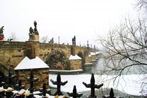 Карлов мост в бяло - прага през зимата